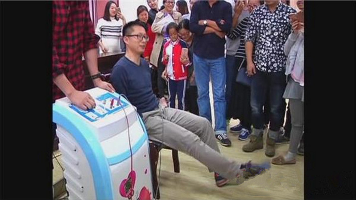 准爸爸们模拟分娩,体验妻子不易!汇总│分娩前的准备课!!!