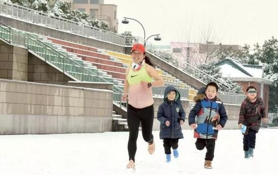 女子怀孕8个月雪地裸肚跑步!警惕|孕妇运动需注意这10点!