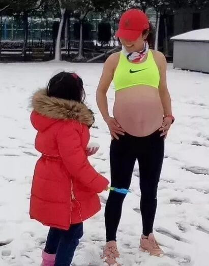 女子怀孕8个月雪地裸肚跑步!警惕|孕妇运动需注意这10点!